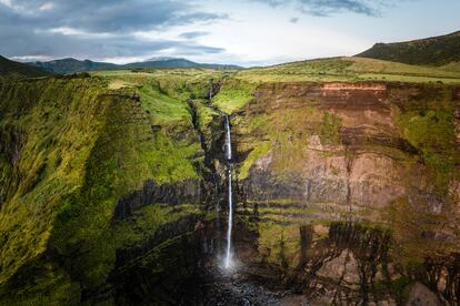 Una de las escenográficas cascadas en Fajã Grande, en la isla de Flores (Azores).