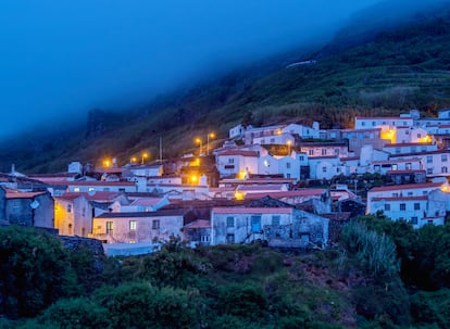 Vista crepuscular de Vila do Corvo, en la isla del mismo nombre (Azores).