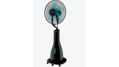 Ventilador con un nebulizador sobre un fondo blanco