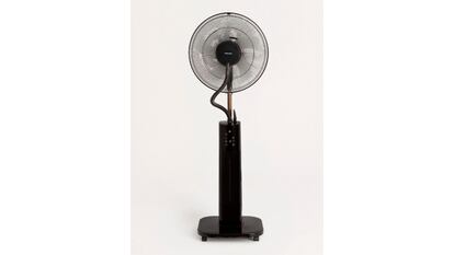 Ventilador con un nebulizador sobre un fondo blanco