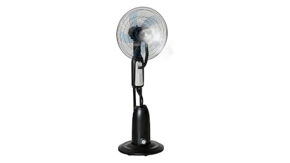 Ventilador con un nebulizador sobre un fondo blanco
