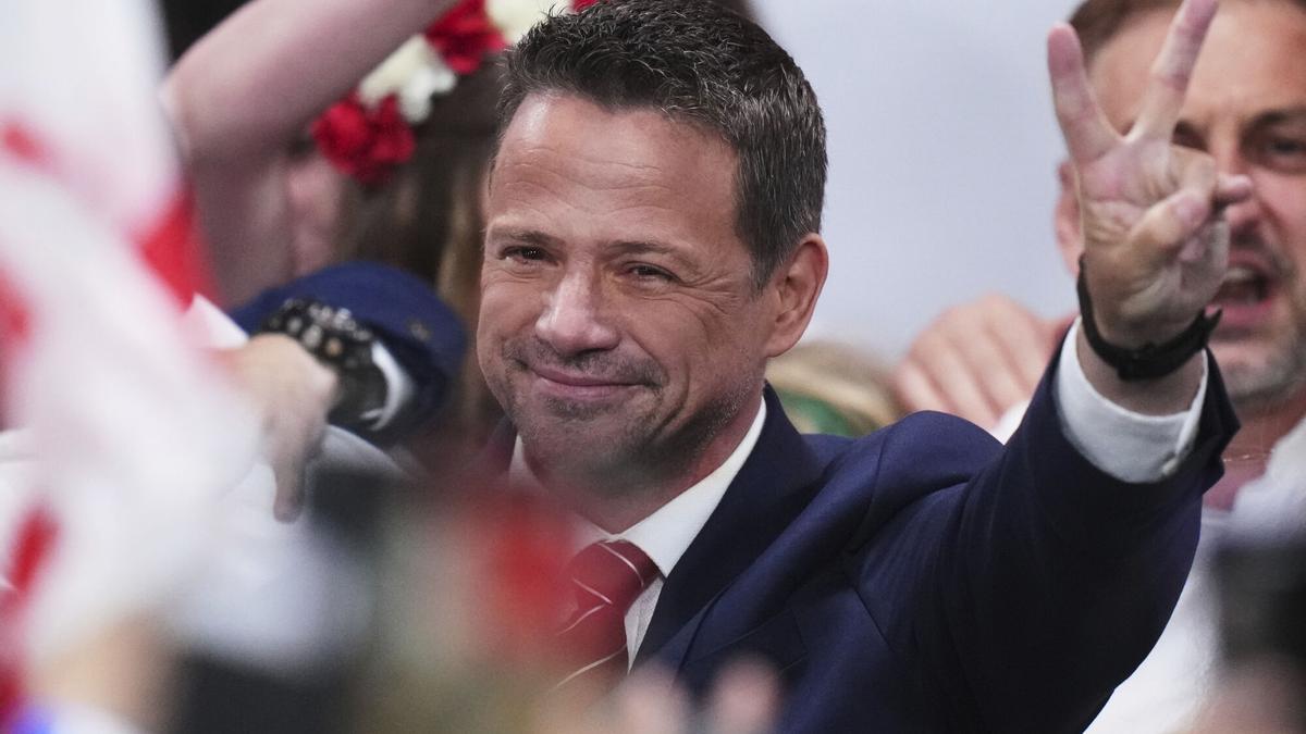 Los sondeos dan la victoria al europeísta Trzaskowski en las presidenciales de Polonia, aunque con un margen de ventaja mínimo