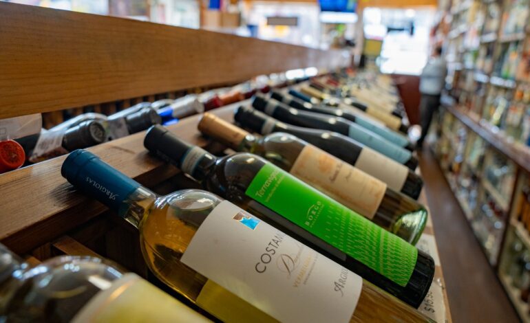 La amenaza de los aranceles espolea las exportaciones de vino español a EE UU, que se disparan un 18%