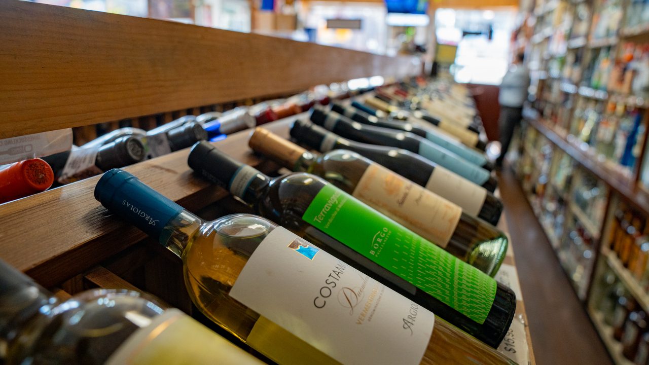 La amenaza de los aranceles espolea las exportaciones de vino español a EE UU, que se disparan un 18%