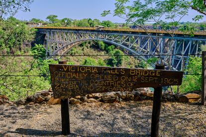 El puente fronterizo entre Zambia y Zimbabue, que divide Victoria Falls.