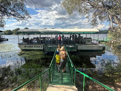 Carrera en bote en el río Zambeze.