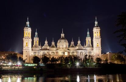 La basílica del Pilar se ha encendido debajo del abrigo de la noche.