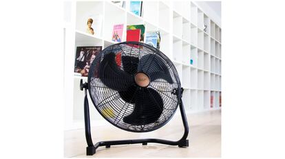 Ventilador de oro con grandes cuchillas.