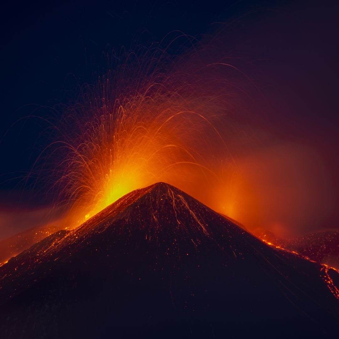 Volcán de Etna en erupción, en Sicilia, Italia