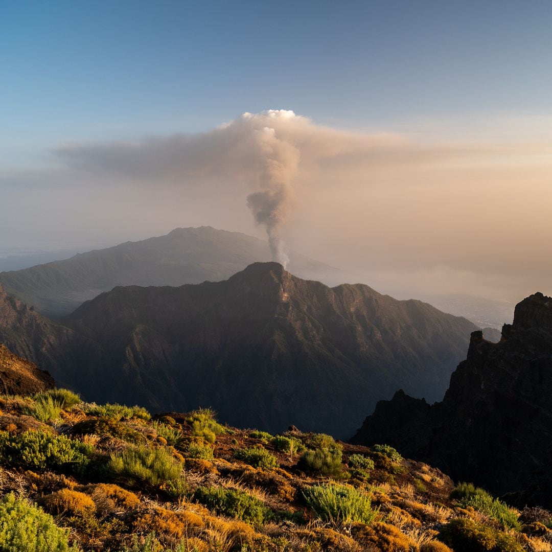 Volcán Old Summit en la isla de La Palma vista desde el Roque de los Muchachos
