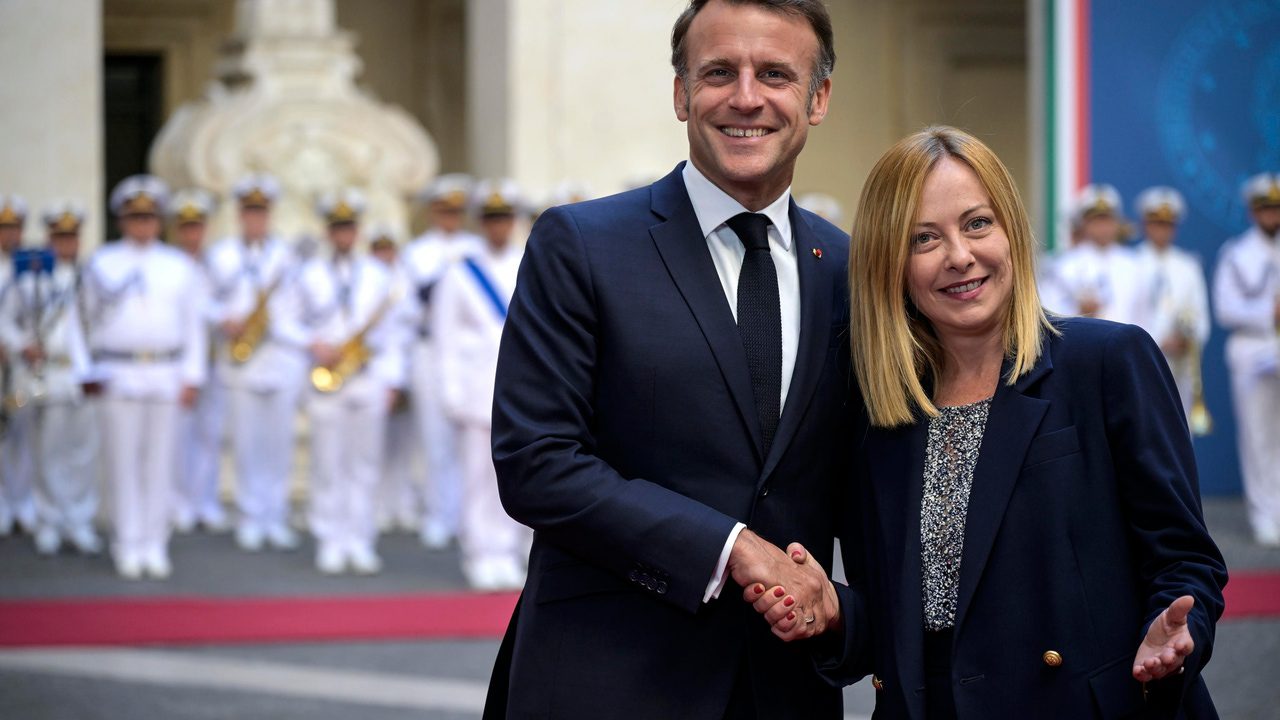 Macron y Meloni buscan superar asperezas en Roma