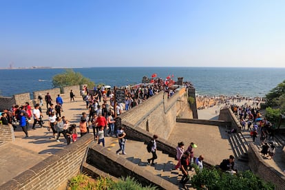 En la sección conocida como la cabeza del dragón, el gran muro chino se encuentra con el mar.