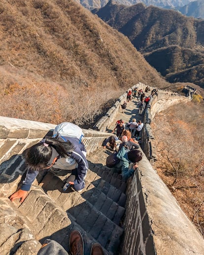 Para navegar por la pared grande, los zapatos deben ser cómodos, sin deslizarse y con buen agarre. En la imagen, una de las secciones de la sección Mutianyu.