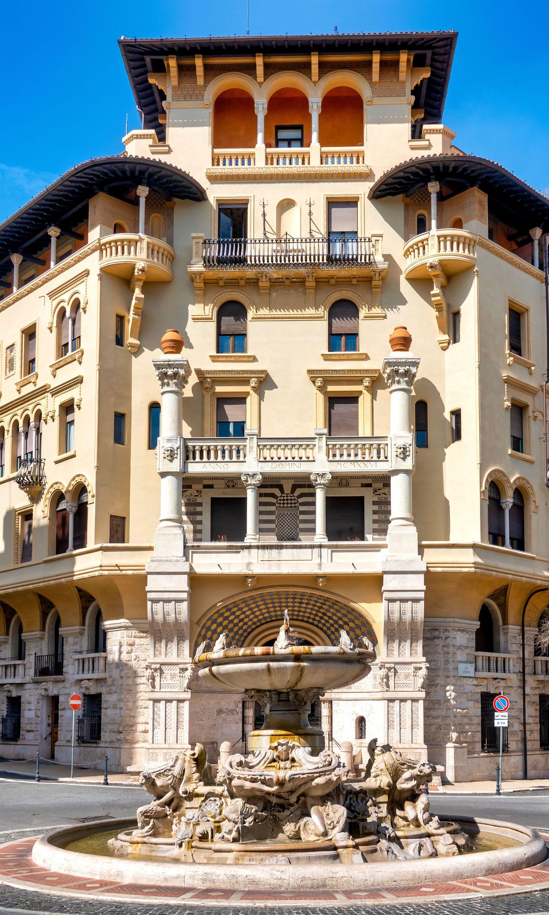 Fachada de uno de los edificios de la difusión de Copede Quartiere, Roma