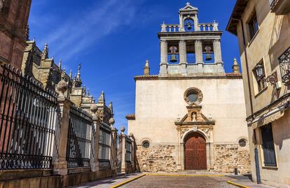 La Celda de las Emparedadas de Astorga es un cubículo adosado a la iglesia de Santa Marta.