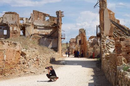 Varios visitantes entre las calles y las ruinas de Belchite.