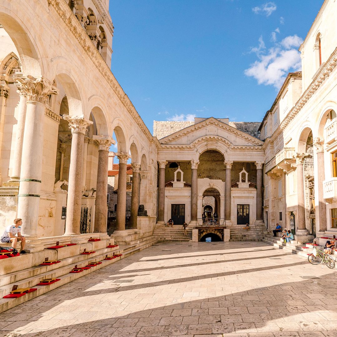 Peristilo Plaza, Palacio Dioclecio, Distrito Histórico Split, Palacio de Croacia en el casco antiguo de Split, Croacia.