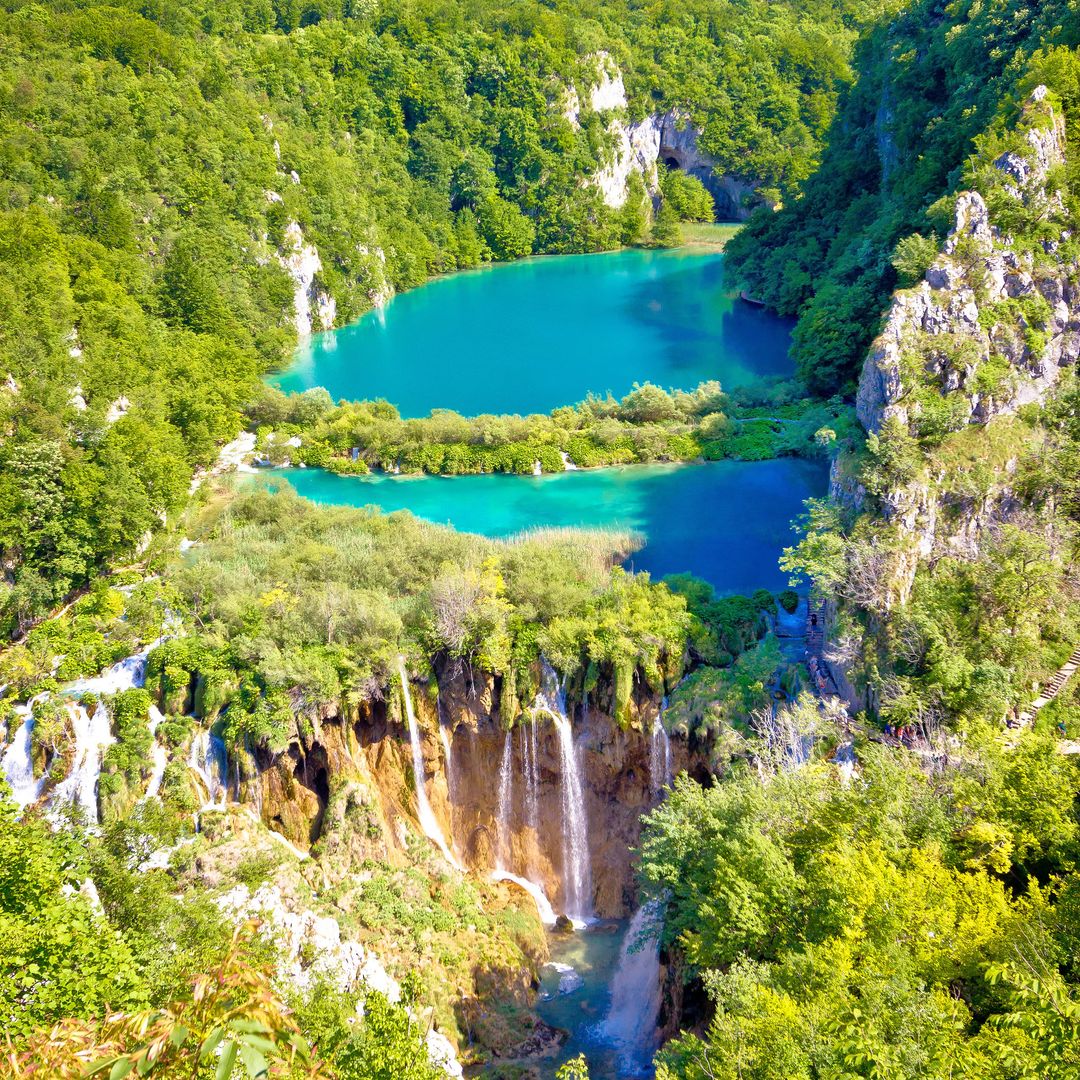 Cae en los magníficos lagos Plitvice, uno de los parques naturales más hermosos de Croacia
