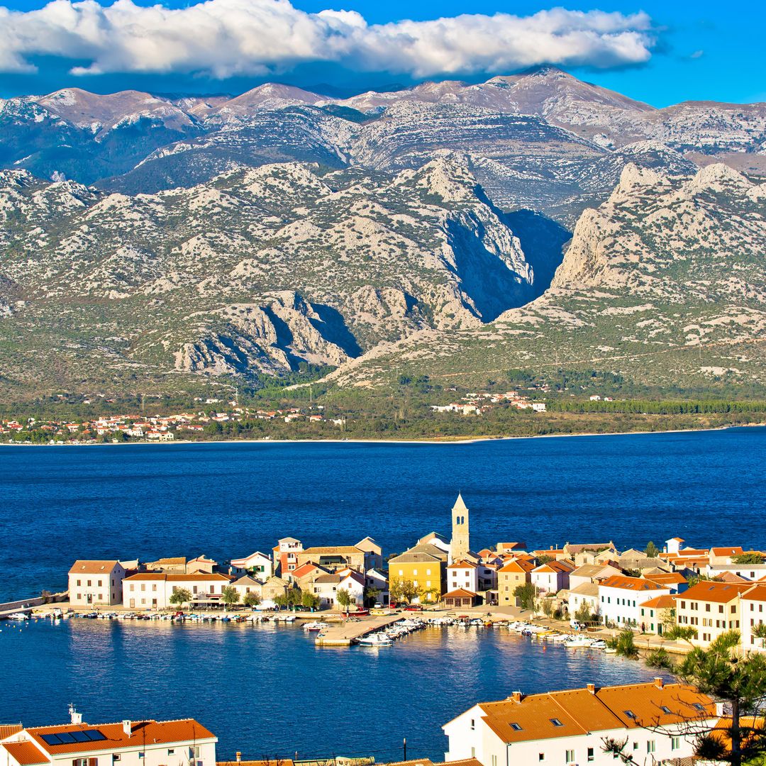 Vista de la ciudad de Vinjerac con Mont Velebit en el fondo, en el Parque Nacional de Paklenica, Croacia, UNESCO
