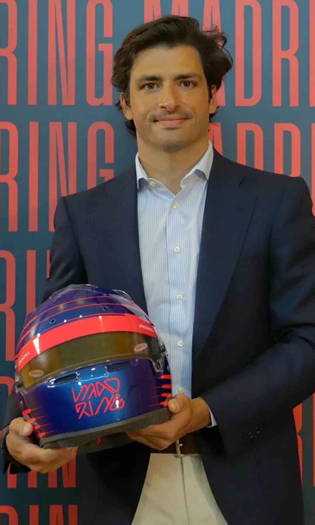 Carlos Sainz posando en el circuito de fabricación Photocall con un casco manual