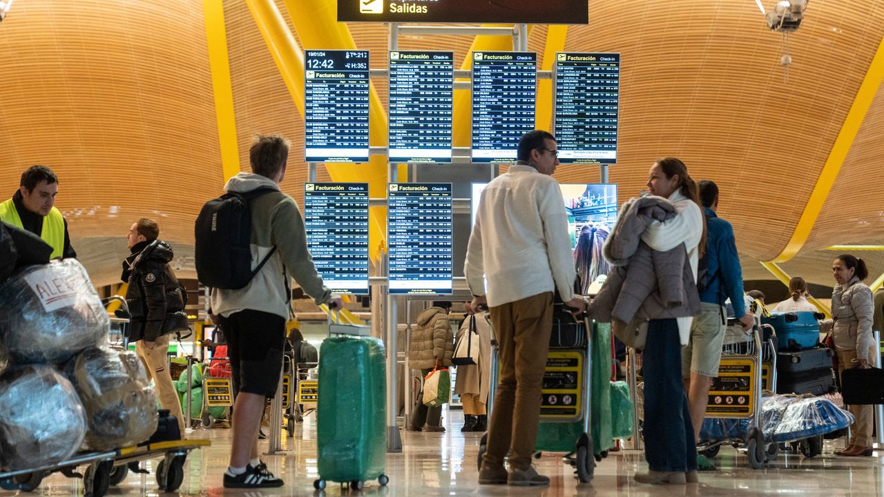 La UE acuerda elevar el tiempo de retraso de vuelo que da derecho a indemnización de 3 horas a 4 y 6 horas en función de la distancia