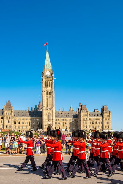 La ceremonia del cambio de guardia en el Parlamento de Ottawa.
