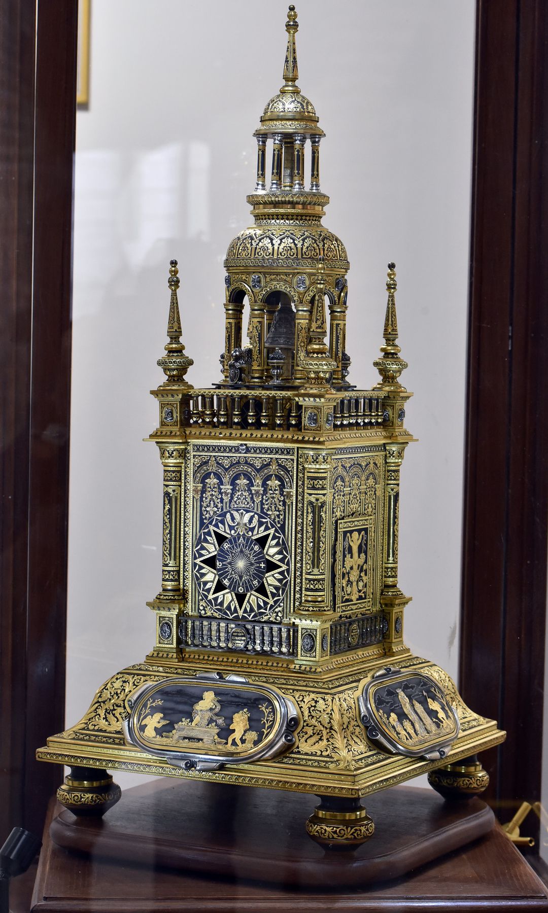 Mariano San Félix Reloj Damasquinator en la exposición Toledo ubicada en la mezquita Tornerías