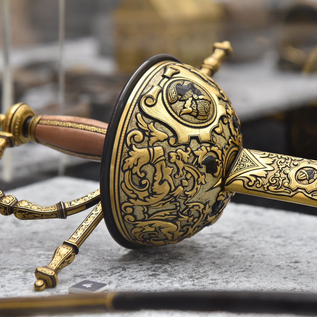 Espada para contemplar el arte decorativo de Damascinado en la exposición Toledo ubicada en la mezquita Tornerías