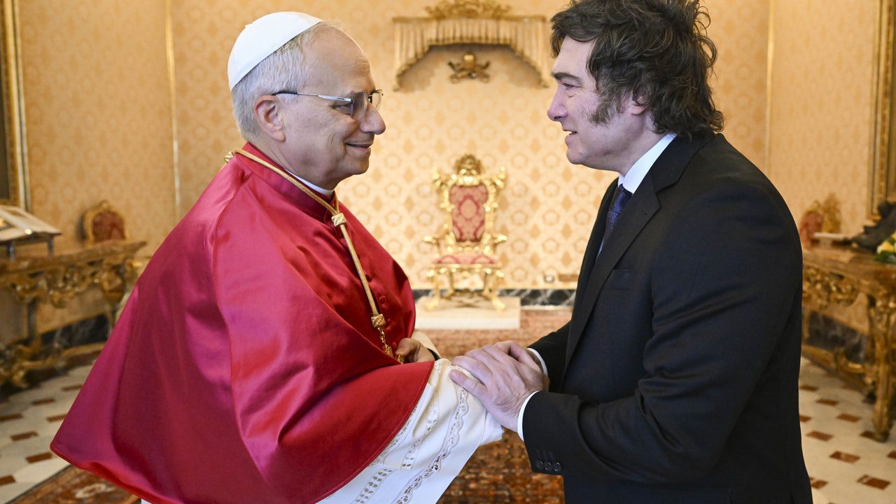 León XIV y Milei abogan por una paz «urgente» durante su primer encuentro en el Vaticano