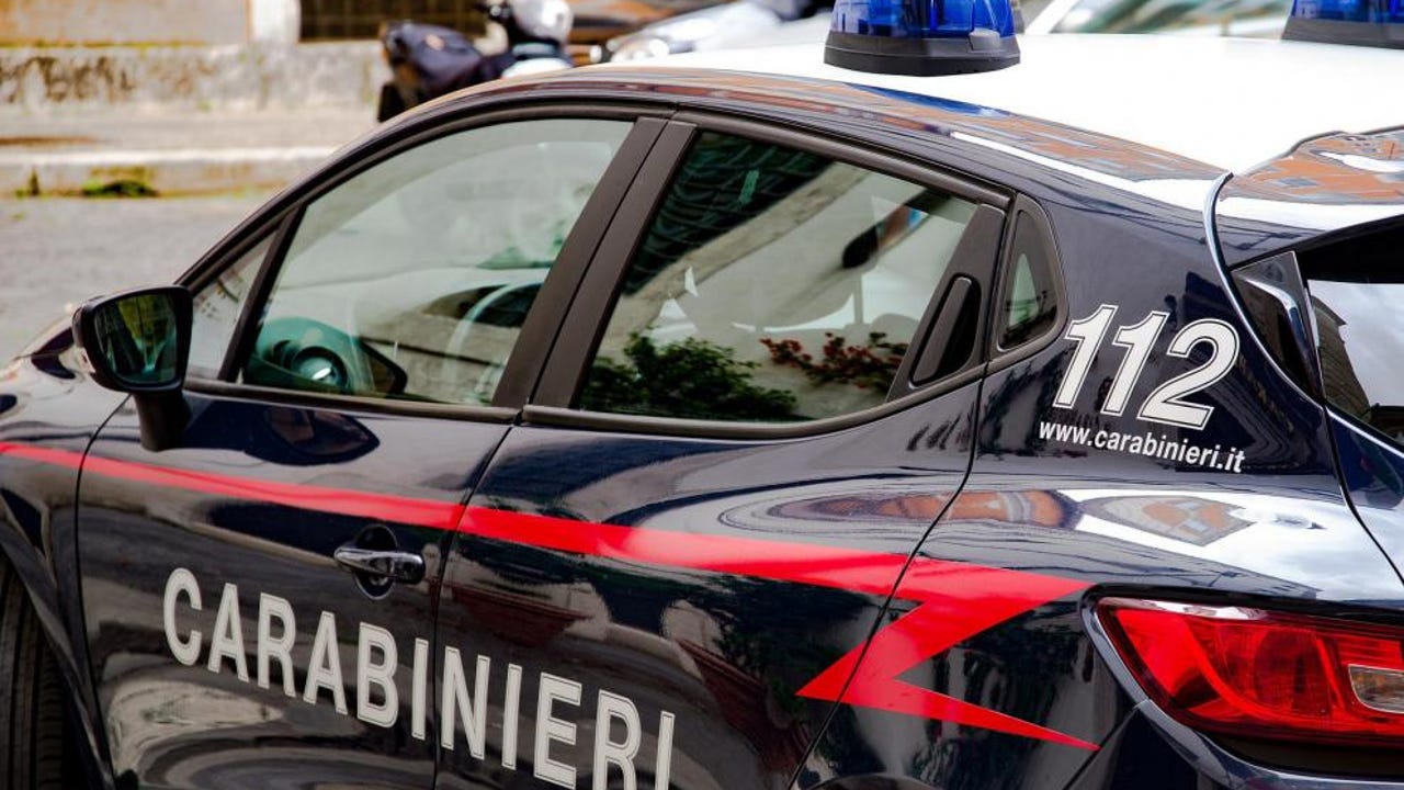 Dos hermanos italianos matan a su padre y esconden el cadáver envuelto en celofán en un arcón para cobrar su pensión
