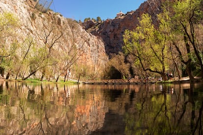 El lago en el parque histórico del monasterio de piedra.