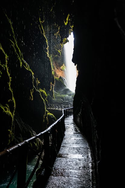 Un camino que dirige una de las cascadas en el jardín del monasterio de la Piedra.