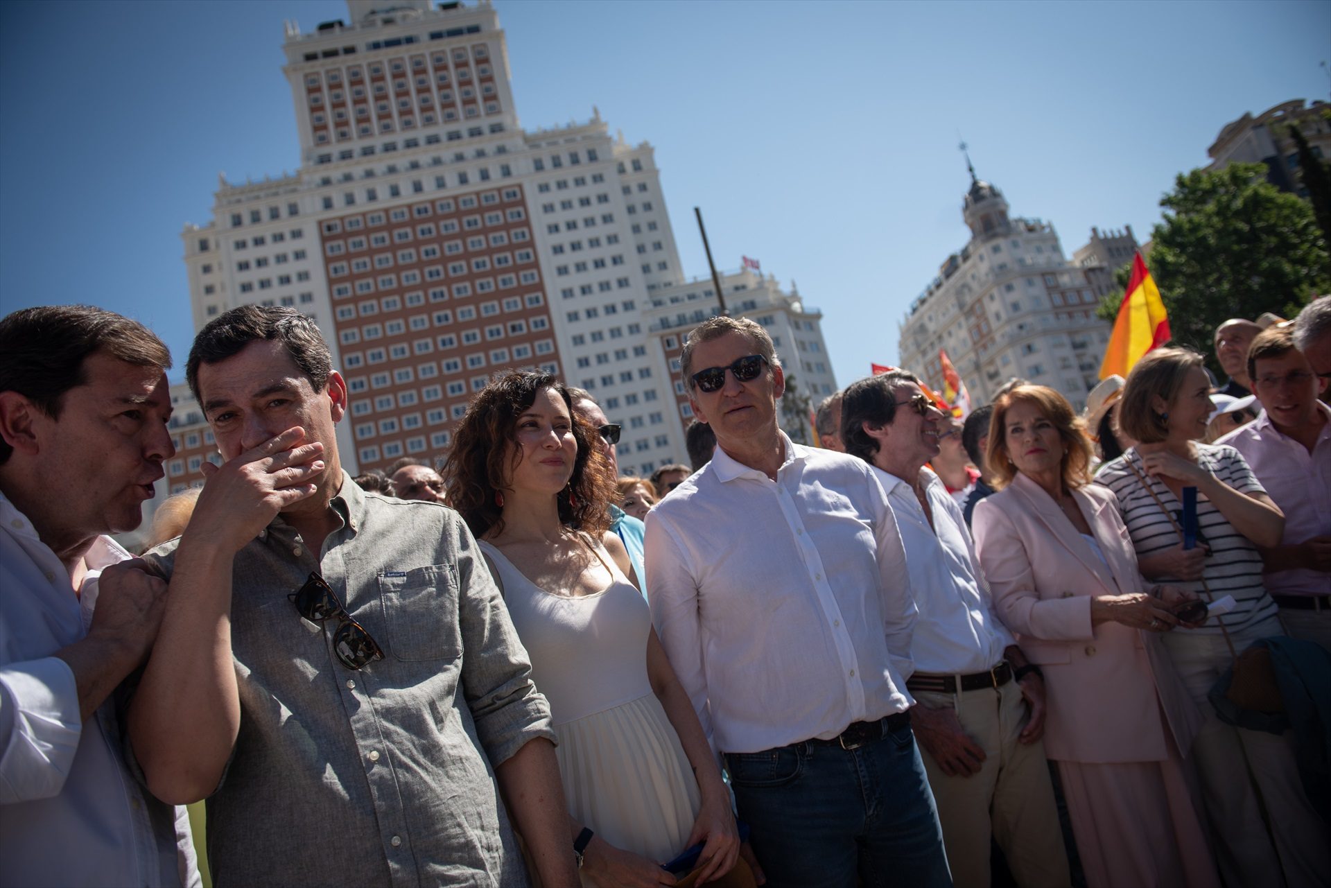Nadie le votó para hacer esto, ríndase a la democracia