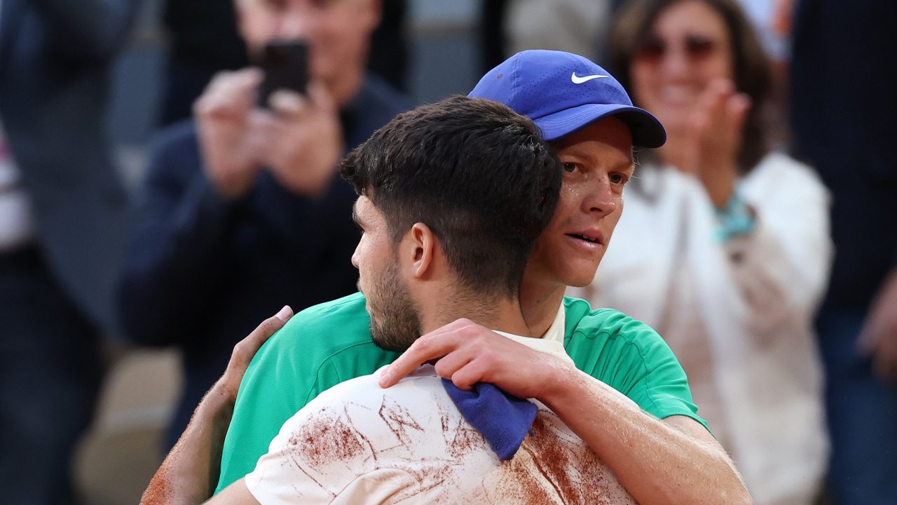 El conmovedor gesto de Alcaraz con Sinner después de la final de Roland Garros: «Hacer historia contigo…»