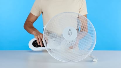Ventilador de pared con tres velocidades de uso de la marca Orbegozo.