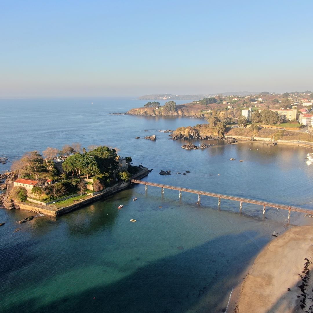 Château y Passerelle en el castillo de Santa Cruz, Oleiros, una coruña