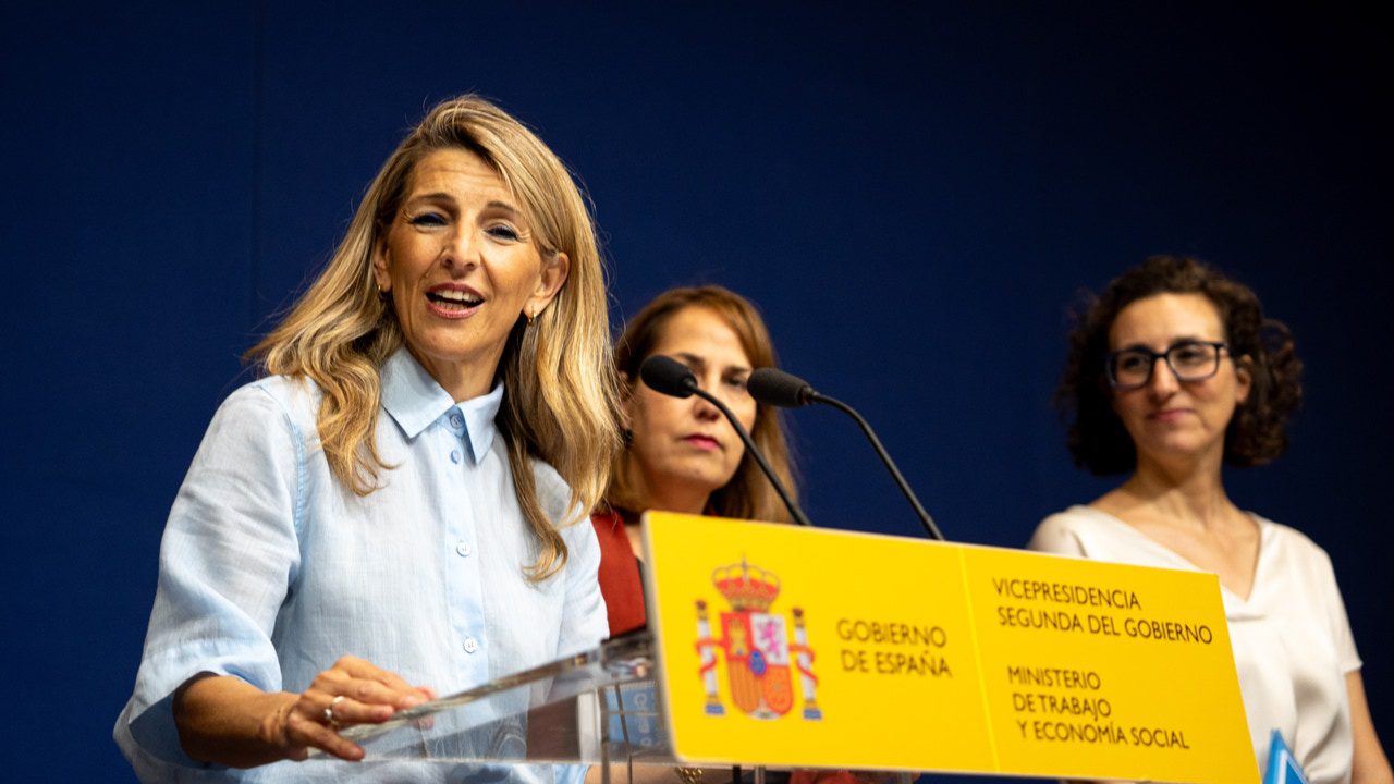 Yolanda Díaz presiona a los empresarios con más de 112.000 avisos por la campaña de verano y amenaza con multas de hasta 980.000 euros