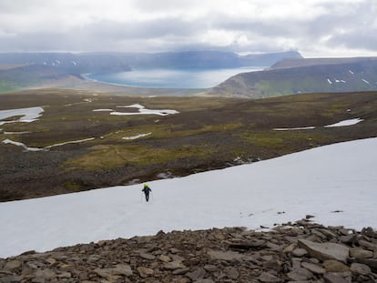 Un senderista en la reserva natural de Hornstrandir, al norte de los fiordos del oeste (Islandia).