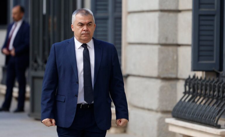 Gritos de «dimisión» y patadas en la bancada del PP al entrar Santos Cerdán en el Congreso