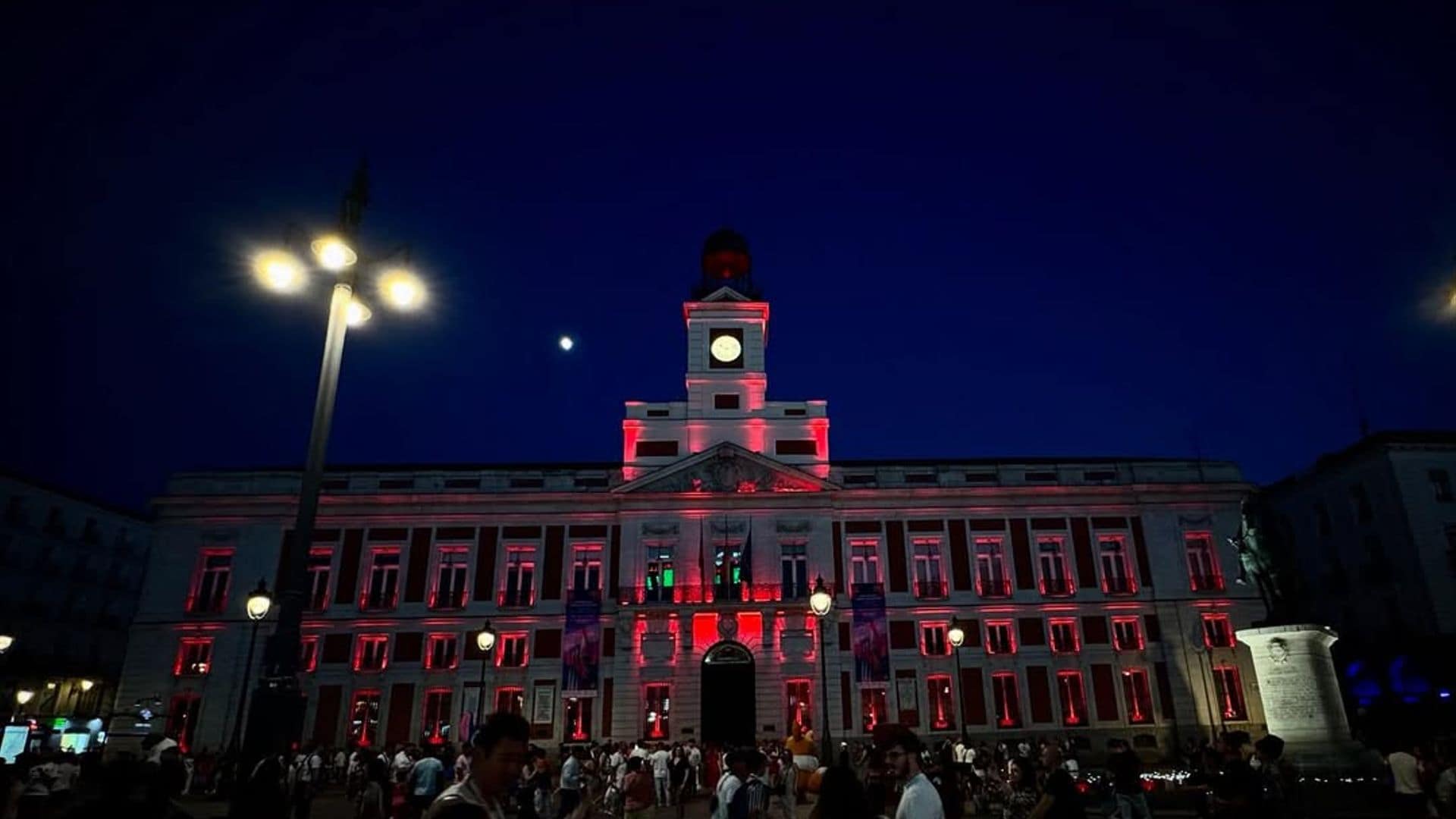 La comunidad de Madrid ilumina la fachada de Royal Correos Casa