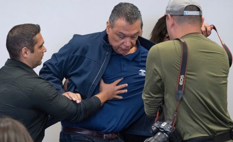 Detenido y esposado un senador del Partido Demócrata en Los Ángeles confundido por un manifestante