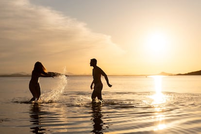 Sol, aguas templadas, salitre, arenas doradas y puesta de sol de luz bronquial. Todo lo que ofrece la costa caliente.