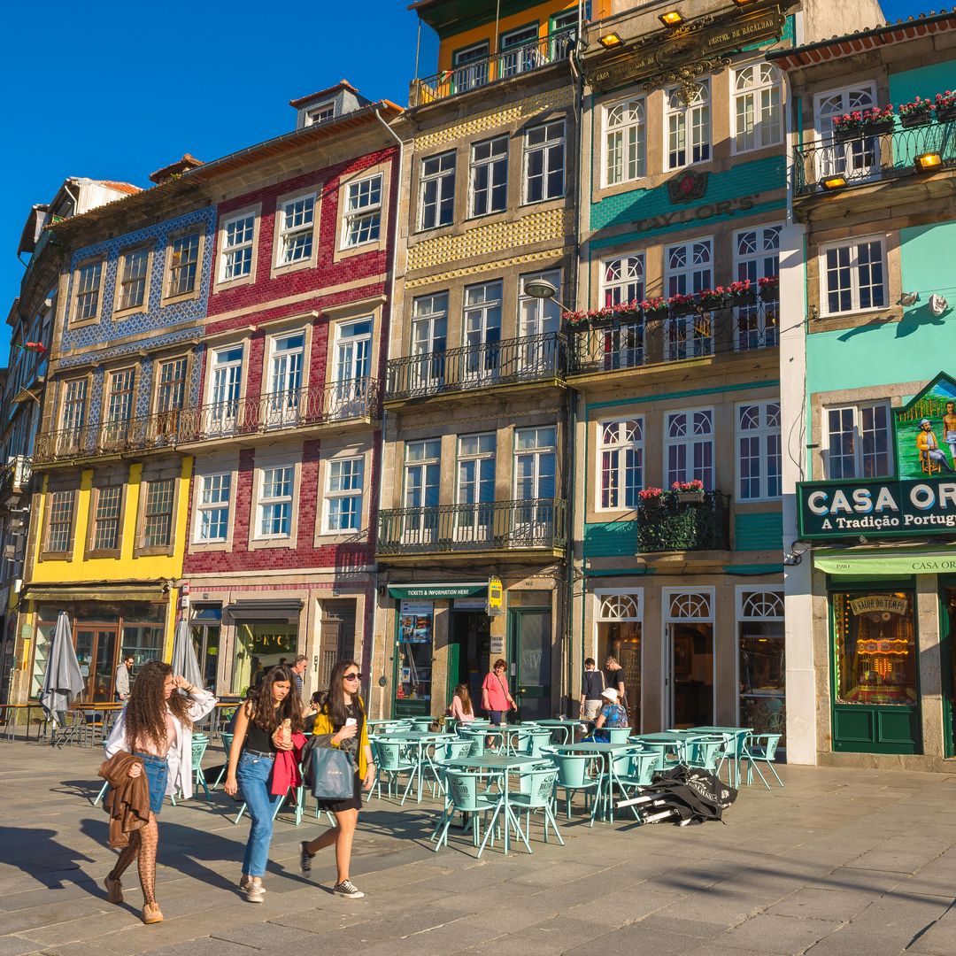 Amigos caminando por las calles de Porto