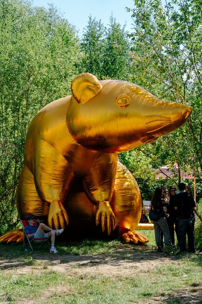 El bosque animado del Festival Horst está poblado por obras de arte, como las enormes ratas de oro inflables de Esben Weile Kjær.