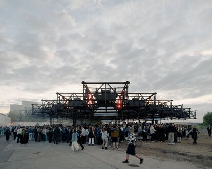 La escena del cielo oscuro del Festival Horst, distribuye el sonido de manera uniforme a lo largo de la pista gracias a los 116 altavoces y 58 