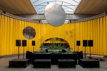 La sala de lluvia del Festival Horst, diseñada por los arquitectos de Madrid Burr, está diseñada para albergar la misma conferencia o una 