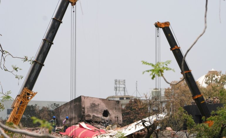 India encuentra más muertos en el edificio contra el que impactó el avión