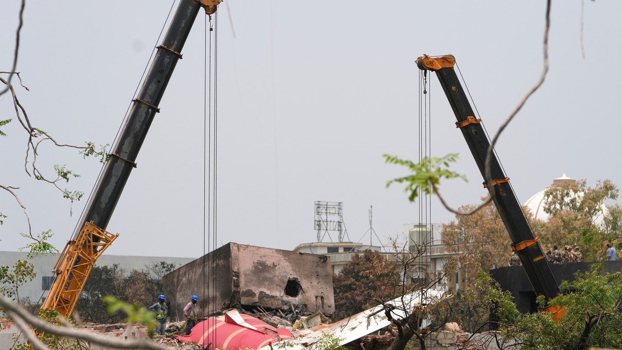 India encuentra más muertos en el edificio contra el que impactó el avión
