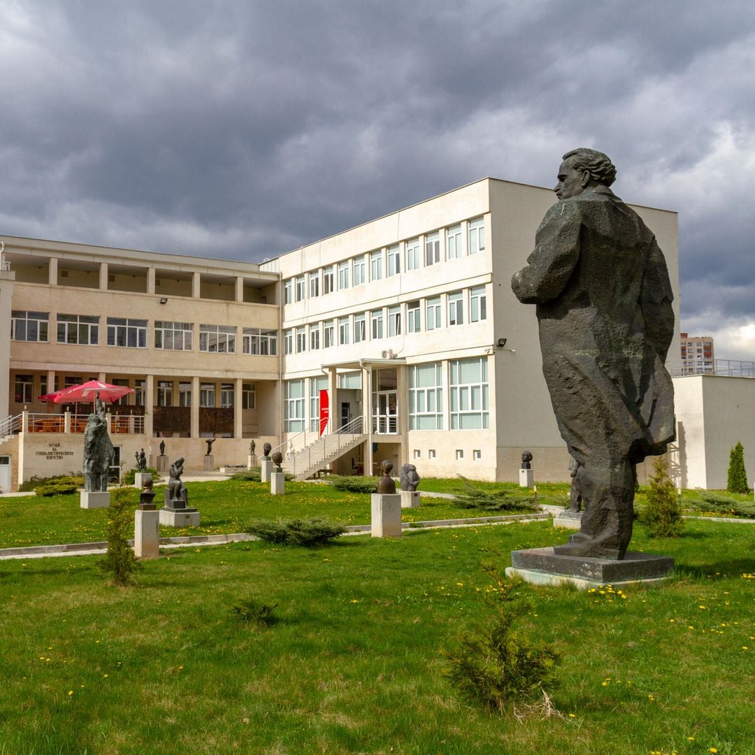 Museo Socialista lleno de esculturas en su jardín al aire libre, Sofía, Bulgaria