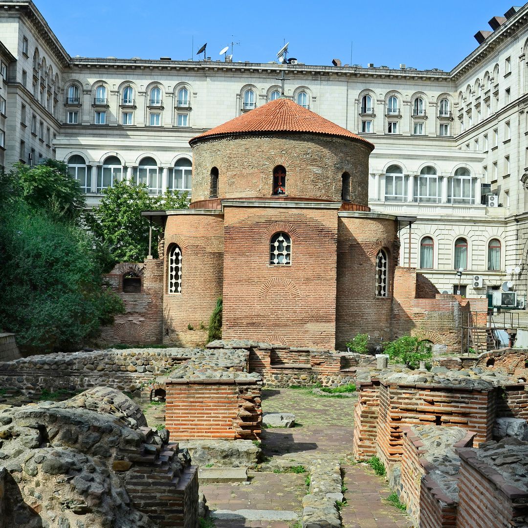 Iglesia de Sveti Georgi, del siglo IV, semi-Socio en el patio interior del vacío Hotel of the Balkans en Sofía, en Bulgaria